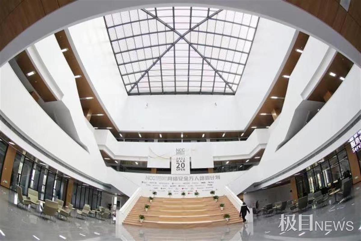 宿舍标准比肩四星级酒店，“隐身”显示屏仿佛穿越未来，国家网安基地三年内将培训人才超万名