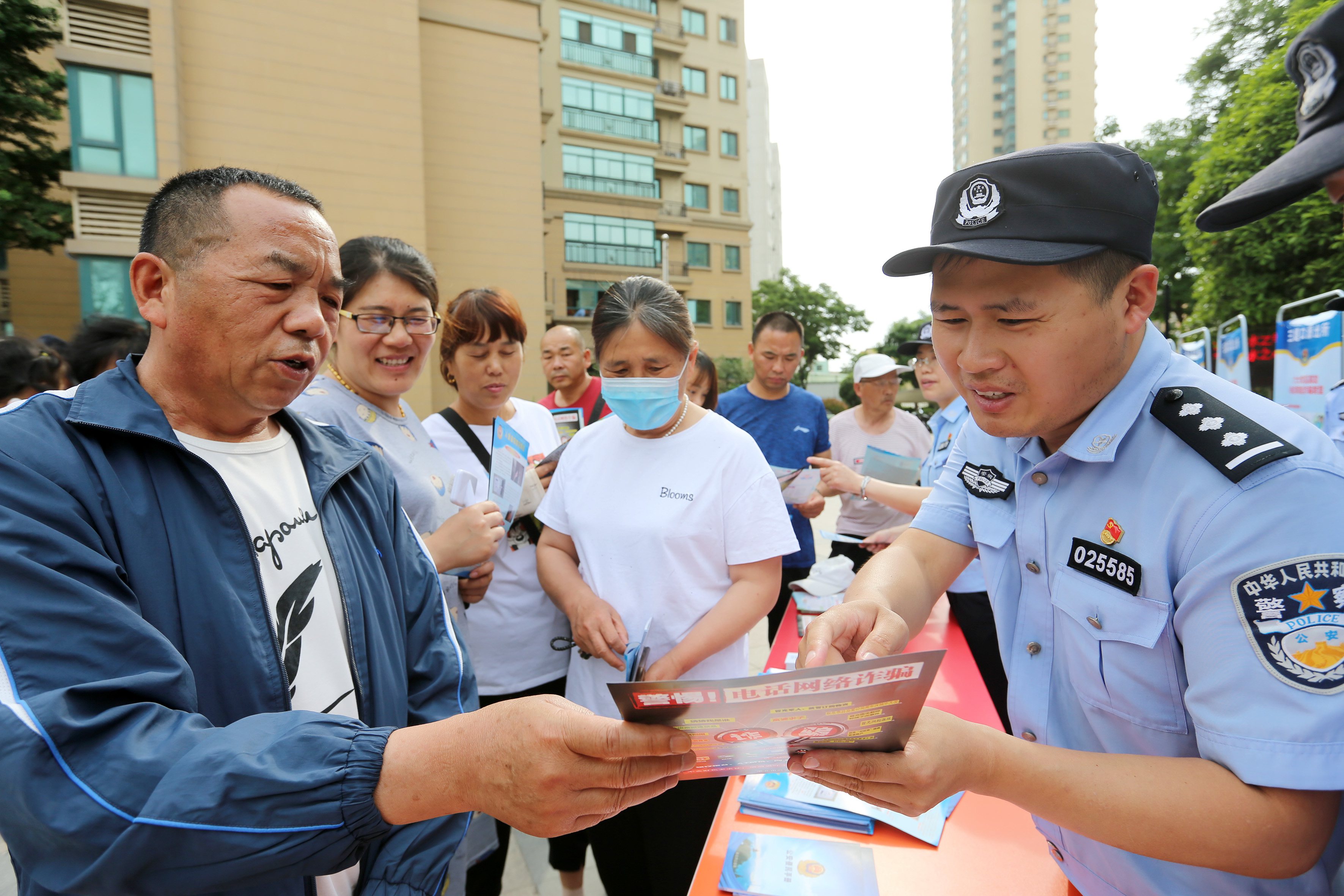 让互联网更好造福人民，习近平这样强调网络安全